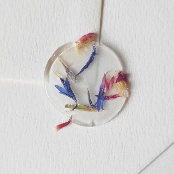 Odbicia lakowe z płatkami kwiatów