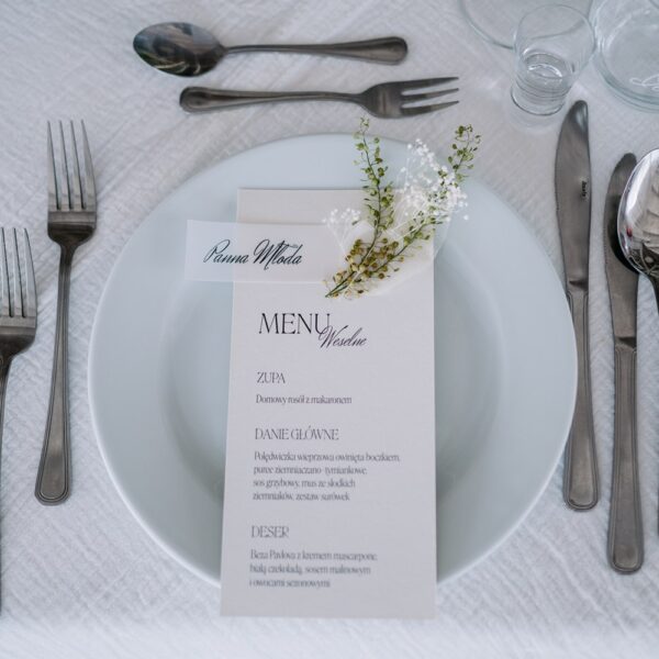 Menu z winietką i suszonymi roślinami