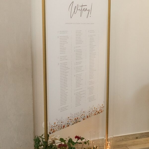 plan stołów alfabetyczny z jesiennymi kwiatami